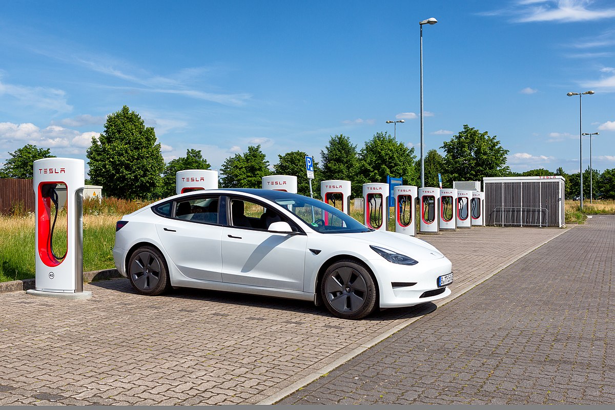 Ford to Use Tesla Superchargers in Its Future EVs